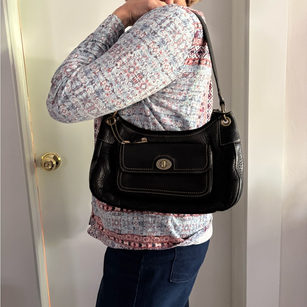Fossil Handbag

Dime sions 11.5” wide. 7” high